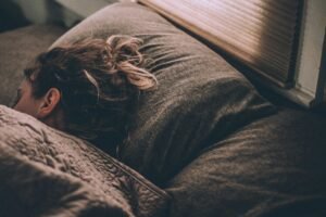 Lire la suite à propos de l’article Comment bien dormir enceinte : 10 astuces pour retrouver un sommeil réparateur pendant la grossesse