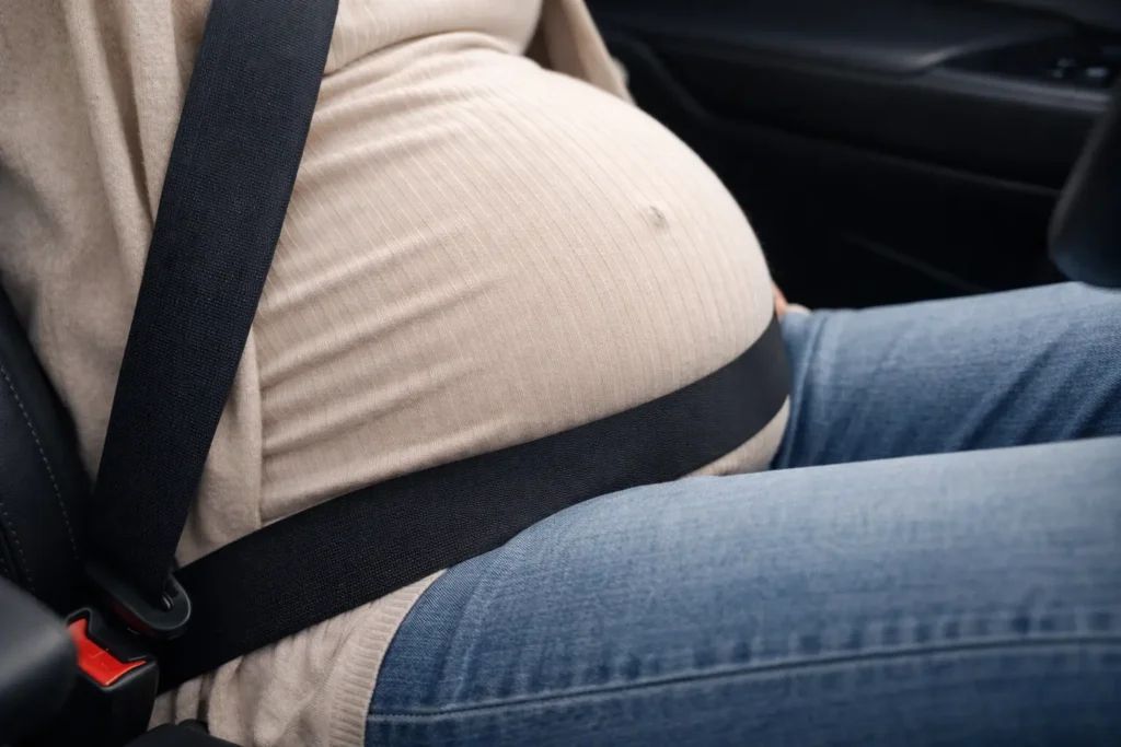 ceinture sécurité femme enceinte position sous ventre voiture